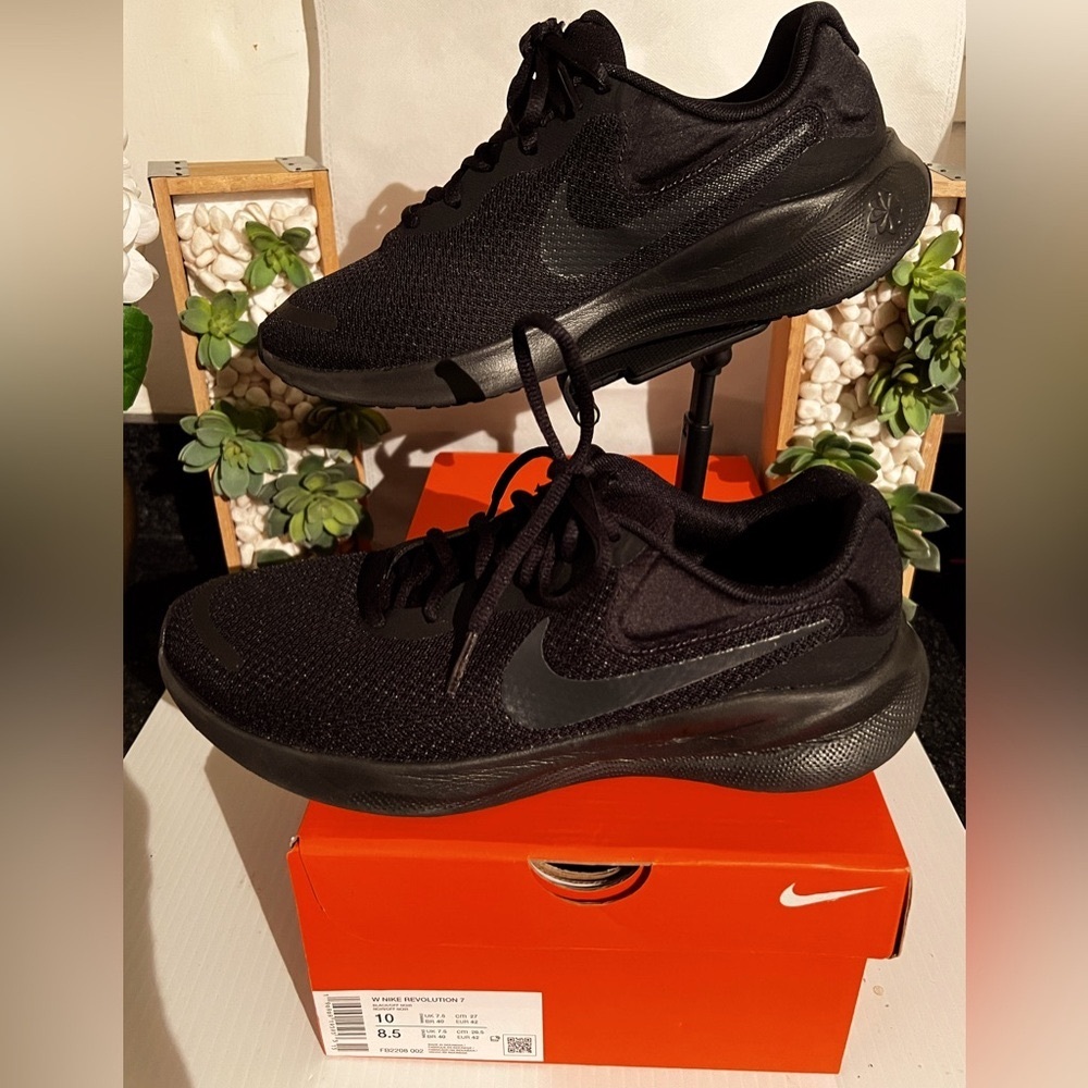 Nike Women’s Revolution 7